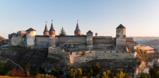 Семейное путешествие в сказку: замки Украины, которые стоит посетить с детьми Замки и крепости Украины. Каменец-Подольская крепость
