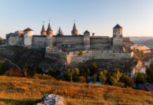 Сімейна подорож у казку: замки України, які варто відвідати з дітьми Замки і фортеці України. Кам'янець-Подільська фортеця