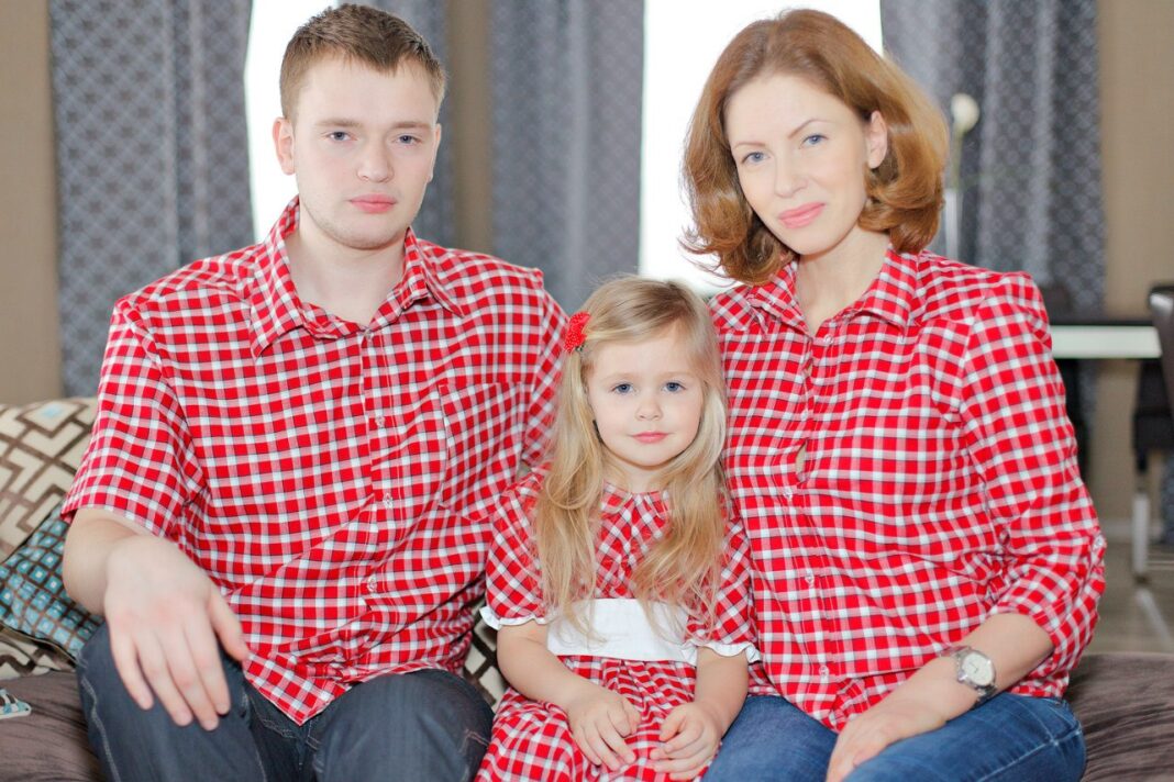 одягнена однаково сім'я
